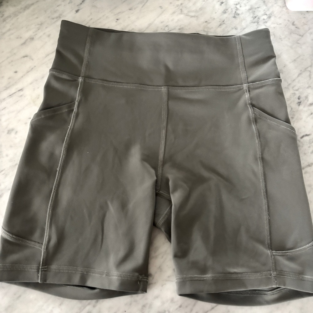 Lululemon Invigorate High-Rise Short 6" Size 6 Grey Sage
